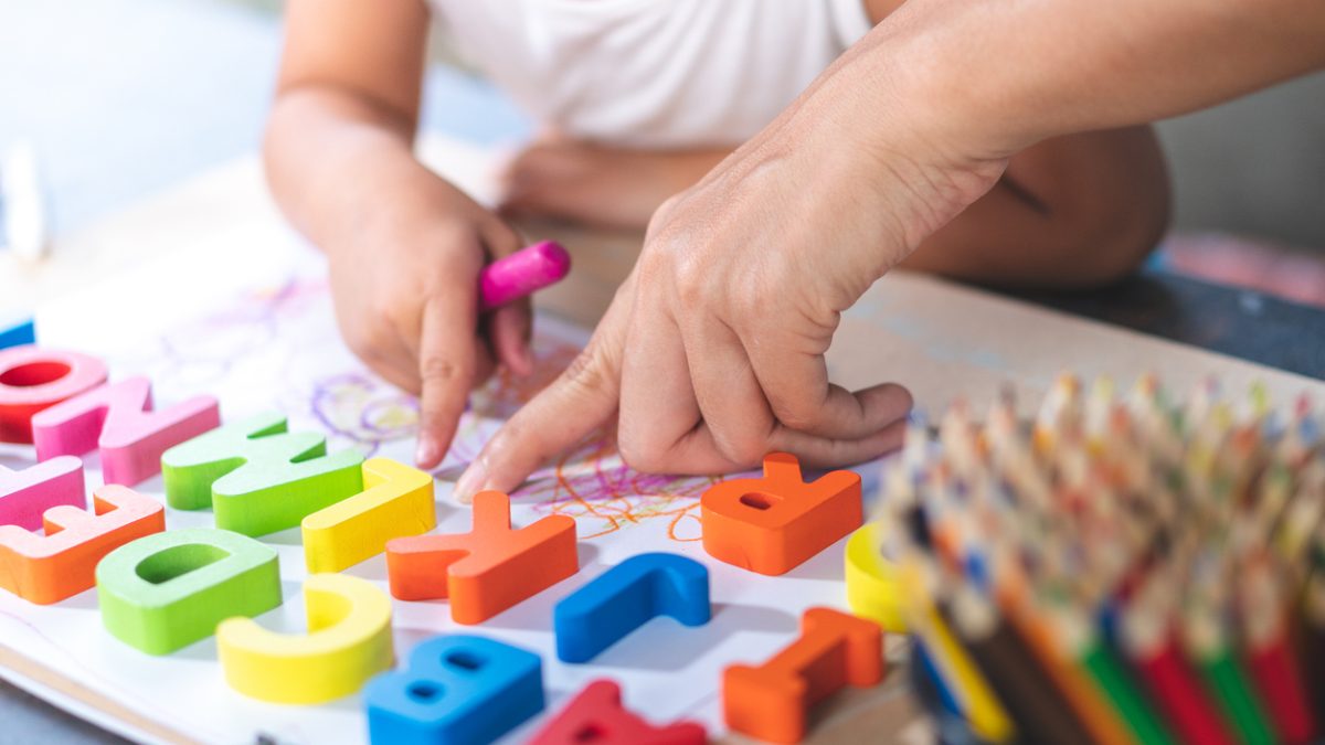 What happens during an <span>English lesson for children</span>?
